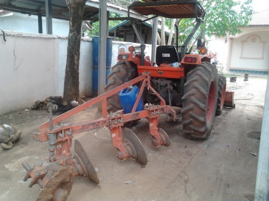 ***ขออนุญาต ลงขายใหม่ครับ***ขาย รถไถ KUBOTA M5000SU 2เพลา สภาพสวย ใช้งานน้อย 61x ชม. สีสวยไม่มีตายไม่มีด้าน เครื่องแห้ง ไม่มีเยิ้ม ยางสวยติดรถมายังไม่เคยเปลี่ยน พร้อมอุปกรณ์ 4ชิ้น ใบดัน ผาน3 ผาน 6 ผานขุดมัน ระบบไฟครบสมบูรณ์ ไฮดรอลิคไม่มีแตกไม่มีเยิ้ม คานไ