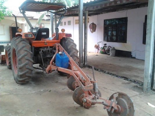 ***ขออนุญาต ลงขายใหม่ครับ***ขาย รถไถ KUBOTA M5000SU 2เพลา สภาพสวย ใช้งานน้อย 61x ชม. สีสวยไม่มีตายไม่มีด้าน เครื่องแห้ง ไม่มีเยิ้ม ยางสวยติดรถมายังไม่เคยเปลี่ยน พร้อมอุปกรณ์ 4ชิ้น ใบดัน ผาน3 ผาน 6 ผานขุดมัน ระบบไฟครบสมบูรณ์ ไฮดรอลิคไม่มีแตกไม่มีเยิ้ม คานไ