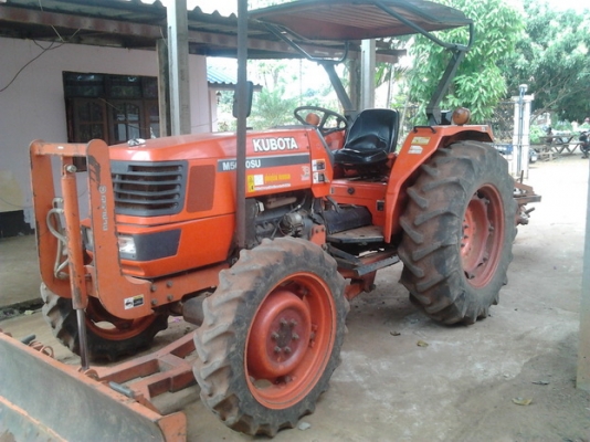 ***ขออนุญาต ลงขายใหม่ครับ***ขาย รถไถ KUBOTA M5000SU 2เพลา สภาพสวย ใช้งานน้อย 61x ชม. สีสวยไม่มีตายไม่มีด้าน เครื่องแห้ง ไม่มีเยิ้ม ยางสวยติดรถมายังไม่เคยเปลี่ยน พร้อมอุปกรณ์ 4ชิ้น ใบดัน ผาน3 ผาน 6 ผานขุดมัน ระบบไฟครบสมบูรณ์ ไฮดรอลิคไม่มีแตกไม่มีเยิ้ม คานไ