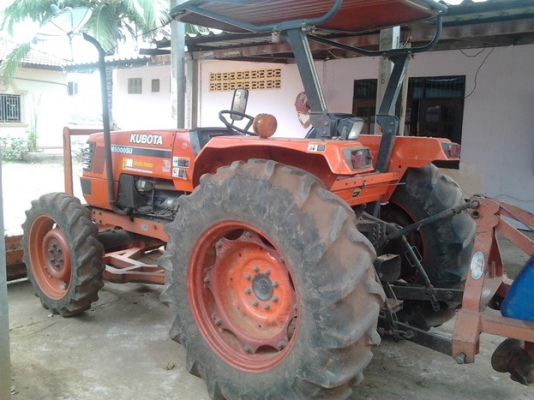 ***ขออนุญาต ลงขายใหม่ครับ***ขาย รถไถ KUBOTA M5000SU 2เพลา สภาพสวย ใช้งานน้อย 61x ชม. สีสวยไม่มีตายไม่มีด้าน เครื่องแห้ง ไม่มีเยิ้ม ยางสวยติดรถมายังไม่เคยเปลี่ยน พร้อมอุปกรณ์ 4ชิ้น ใบดัน ผาน3 ผาน 6 ผานขุดมัน ระบบไฟครบสมบูรณ์ ไฮดรอลิคไม่มีแตกไม่มีเยิ้ม คานไ