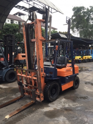 TOYOTA 5FD25 เครื่องดีเซล เกียร์ธรรมดา เสาสูง4เมตร งาเท*ฮิงค์* สนใจติดต่อ 083-062-0223(ปอน)