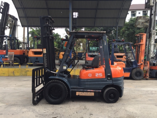 TOYOTA 6FD25 เครื่องดีเซล เกียร์ธรรมดา เสาสูง4เมตร งาเทได้*ฮิงค์* สนใจติดต่อ 083-062-0223