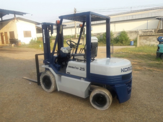 ขายรถยก KOMATSU FG25-11 เครื่องเบนซิน H20 เกียร์ธรรมดา ยางตันหน้าหลัง เสาสูง 3 เมตร ยกได้ 2.5 ตัน ติดต่อ 098-7962549