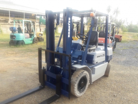 ขายรถยก KOMATSU FG25-11 เครื่องเบนซิน H20 เกียร์ธรรมดา ยางตันหน้าหลัง เสาสูง 3 เมตร ยกได้ 2.5 ตัน ติดต่อ 098-7962549