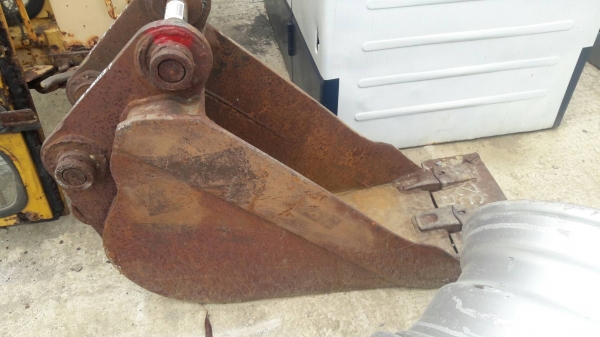 ขายบุ้งกี๋ ประปา 3 ฟัน  สำหรับรถขุด 40-75    ใช้สำหรับงานประปา  ขุดร่องน้ำ  สายไฟ  ปากกว้าง38 cm  สลักขนาด45mm ซอกแขน 18cm ขายราคา 15,000 บาท