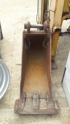 ขายบุ้งกี๋ ประปา 3 ฟัน  สำหรับรถขุด 40-75    ใช้สำหรับงานประปา  ขุดร่องน้ำ  สายไฟ  ปากกว้าง38 cm  สลักขนาด45mm ซอกแขน 18cm ขายราคา 15,000 บาท