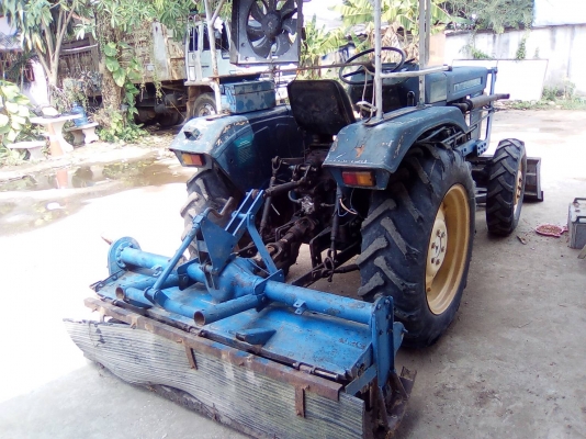 ขายรถไถยูเอ็มไทชัน 304แรงม้า 2เพลา