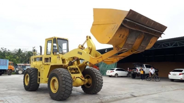 ขาย 950,000 รถตักล้อยาง CAT 950 E เครื่องดี ปั้มแรง เอวแน่น รถสวยพร้อมใช้ รถอยู่ สุพรรณบุรี 090-772-3710 090-772-3708
