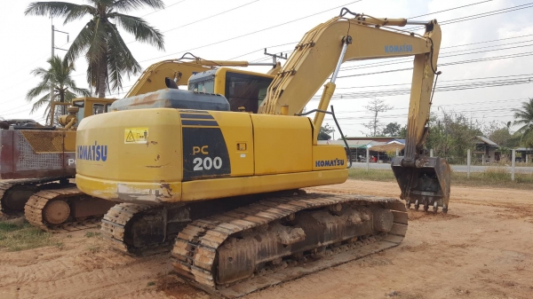 ขาย แบคโฮ KOMATSU PC200-8 จดทะเบียนปี 56 เครื่องดี ปั้มดี ช่วงล่างเต็ม เล่มทะเบียนครบ