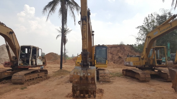 ขาย แบคโฮ KOMATSU PC200-8 จดทะเบียนปี 56 เครื่องดี ปั้มดี ช่วงล่างเต็ม เล่มทะเบียนครบ