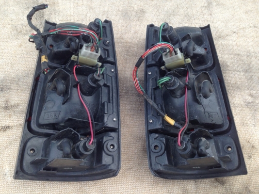 ไฟท้าย isuzu mu ใส่ tfr cameo vega ขอบโครเมี่ยม และขอบดำ คู่ละ1200บาท