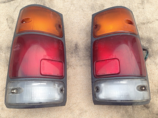 ไฟท้าย isuzu mu ใส่ tfr cameo vega ขอบโครเมี่ยม และขอบดำ คู่ละ1200บาท