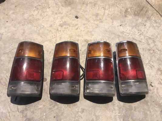 ไฟท้าย isuzu mu ใส่ tfr cameo vega ขอบโครเมี่ยม และขอบดำ คู่ละ1200บาท