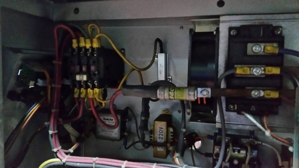 เครื่องสำรองไฟตัวใหญ๋ 3kva ไม่มีแบ็ตฯครับ ได้มาแบบนี้