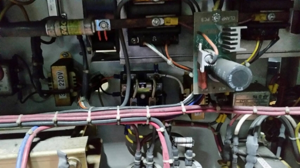 เครื่องสำรองไฟตัวใหญ๋ 3kva ไม่มีแบ็ตฯครับ ได้มาแบบนี้