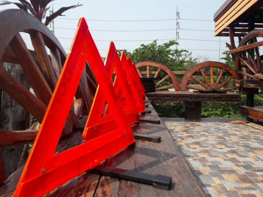3 เหลี่ยมสะท้อนแสง ขานด่วนมีจำนวนจำกัด พร้อมส่งถึงบ้าน 3 เหลี่ยมสะท้อนแสง ขานด่วนมีจำนวนจำกัด พร้อมส่งถึงบ้าน