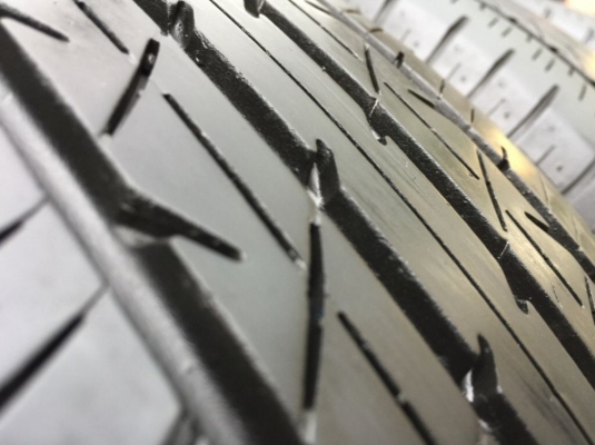 ยาง Bridgestone 215 60 16 ปี17 ดอกเต็ม ไม่มีปะ ใช้ยาว ราคาไม่แพง