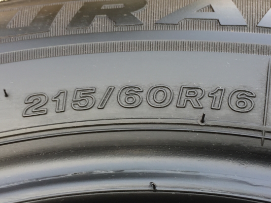 ยาง Bridgestone 215 60 16 ปี17 ดอกเต็ม ไม่มีปะ ใช้ยาว ราคาไม่แพง
