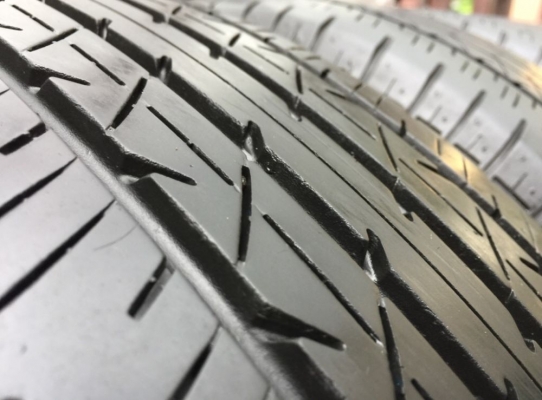 ยาง Bridgestone 215 60 16 ปี17 ดอกเต็ม ไม่มีปะ ใช้ยาว ราคาไม่แพง ยาง Bridgestone 215 60 16 ปี17 ดอกเต็ม ไม่มีปะ ใช้ยาว ราคาไม่แพง