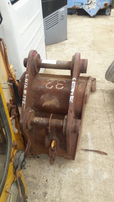 ขายบุ้งกี๋ ประปา 3 ฟัน  สำหรับรถขุด 40-75    ใช้สำหรับงานประปา  ขุดร่องน้ำ  สายไฟ  ปากกว้าง38 cm  สลักขนาด45mm ซอกแขน 18cm ขายราคา 15,000 บาท