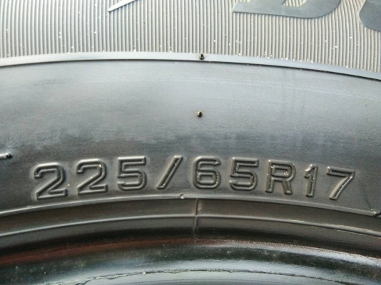 ขายยาง 225/65R17 DUNLOP ปี15 ดอกยางเต็มสดสวยเท่ากันไม่ร้าว จำนวน 1 ชุด