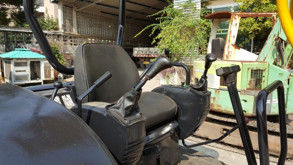 ขาย รถขุด KOMATSU รุ่น PC30MR-1- มือสองญี่ปุ่น แทรกเหล็ก สลัก บูทเอวแน่น 100\% สวยพร้อมใช้งาน มือถือ 0818753444