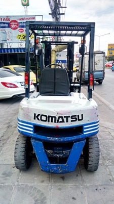 ขายรถยกโคมัสสึ 2 ตัน รุ่น11 เครื่องเบนซิน กระบอกคู่ เสาสูง 3 เมตร ยางตัน พวงมาลัยเพาเว่อร์  สีเดิมจากนอก นำเข้าจากญี่ปุ่น ใช้งานได้ทันที ราคา170000