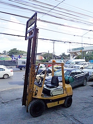 (ขายโละสต๊อกราคาพิเศษ) รถยกโตโยต้า 2.5 ตัน  เครื่องเบนซิน (ใช้แก๊สอย่างเดียว) กระบอกคู่ เสาสูง 3 เมตร พวงมาลัยเพาเว่อร์  สีเดิมจากนอก นำเข้าจากญี่ปุ่น ใช้งานได้ทันที ราคา120000