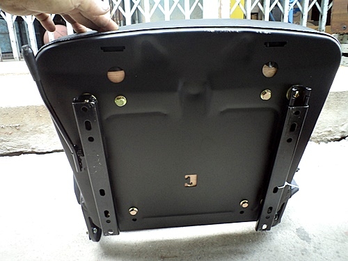 ขายเบาะรถโฟล์ลิฟท์ (ของใหม่)  ใช้ได้ทุกรุ่น-ทุกยี่ห้อ ราคา 3200 บาท ติดต่ออมรรัตน์  089-0160033 หรือ www.รถยกสินค้า.com