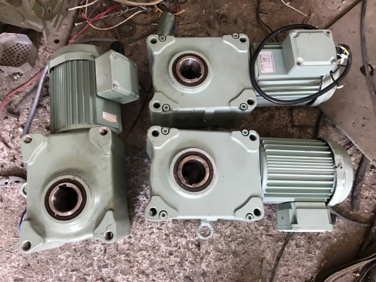 ขายมอเตอร์เกียร์แบบเพลาสวม Tsubaki hypoid motor 1HP. 380V อัตราทด 1:80 ของใหม่ พร้อมใช้งานมี 3ตัวครับ