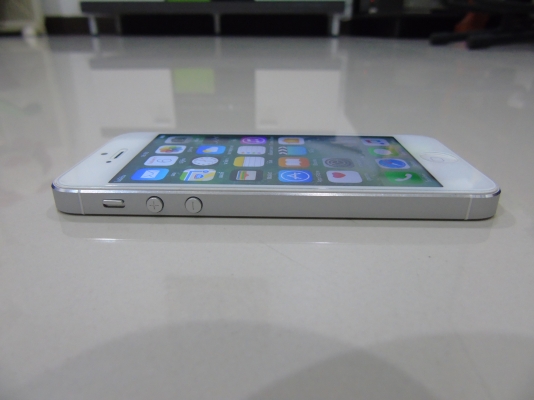 iphone 5 32GB ของแท้ สีเงิน สภาพใหม่ ใช้ได้ปกติ มีที่ชาร์ท กรอบยาง ส่งฟรี
