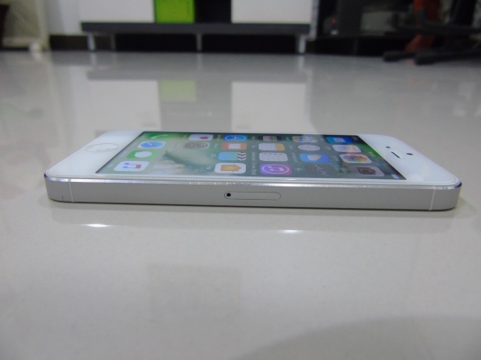 iphone 5 32GB ของแท้ สีเงิน สภาพใหม่ ใช้ได้ปกติ มีที่ชาร์ท กรอบยาง ส่งฟรี