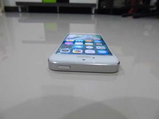iphone 5 32GB ของแท้ สีเงิน สภาพใหม่ ใช้ได้ปกติ มีที่ชาร์ท กรอบยาง ส่งฟรี