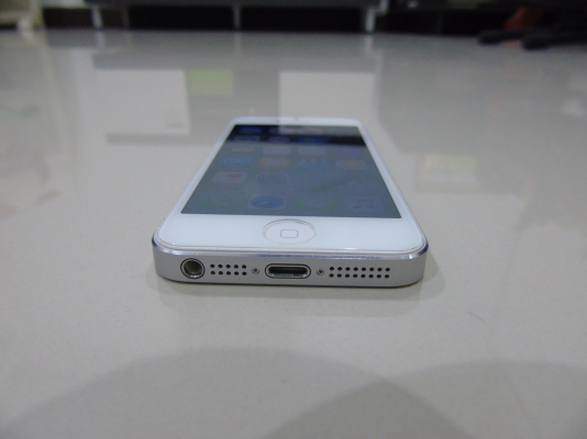 iphone 5 32GB ของแท้ สีเงิน สภาพใหม่ ใช้ได้ปกติ มีที่ชาร์ท กรอบยาง ส่งฟรี