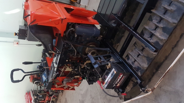 โครงรถเกี่ยวข้าว สภาพสวย เครื่องยนต์ดีเซล kubota 2สูบ 12แรงม้า สภาพใหม่