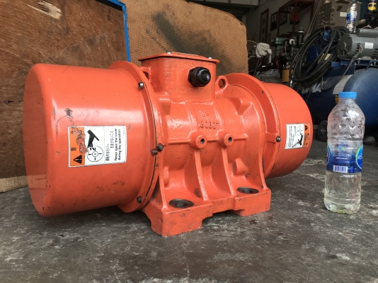 ขายมอเตอร์สั่น-เขย่า OLI 1.5HP. 380V made in Australian ตัวใหญ่ สั่นแรง สภาพสวยมากครับ ใช้งานมาน้อย ใหม่มาก พร้อมใช้งาน มี 2ตัวครับ