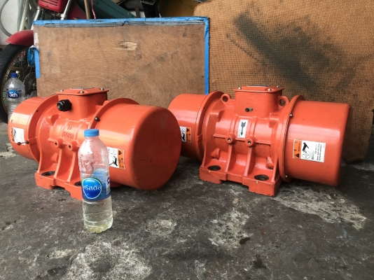 ขายมอเตอร์สั่น-เขย่า OLI 1.5HP. 380V made in Australian ตัวใหญ่ สั่นแรง สภาพสวยมากครับ ใช้งานมาน้อย ใหม่มาก พร้อมใช้งาน มี 2ตัวครับ