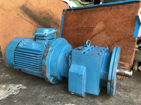ขายมอเตอร์เกียร์หน้าแปลนหัวเกียร์ Flender มอเตอร์ 7.5HP. 380V อัตราทด 1:11.4 เพลาออกประมาณ 127 รอบต่อนาที สภาพสวยมาก หมุนนิ่ม พร้อมใช้งาน