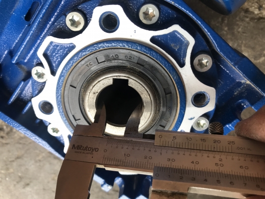 ขายหัวเกียร์ทดรอบ Motovario made in Italy อัตราทด 1:100 ของใหม่ ไม่เคยใช้งานมี 3ตัวครับ