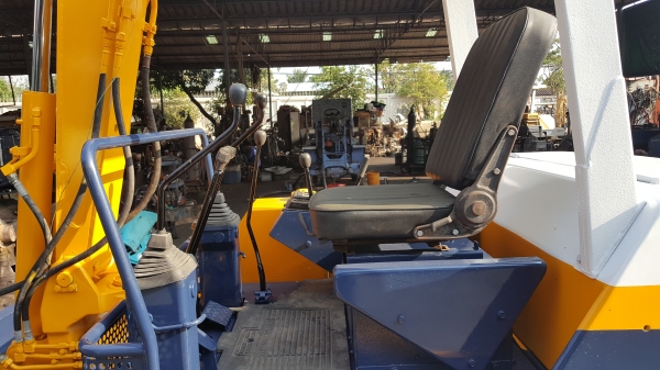 ขาย รถขุด KOMATSU รุ่น PC40-6-มือสองญี่ปุ่น แทรกเหล็ก สลัก บูทเอวแน่น 100\% สวยพร้อมใช้งาน มือถือ 0818753444