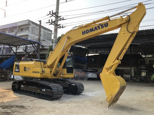 KOMATSU PC200-8MO