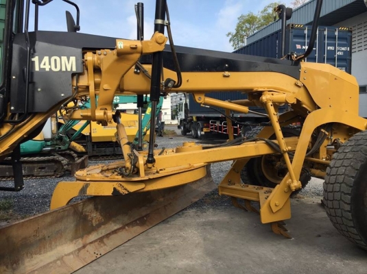 รถเกรด Caterpillar 140M
