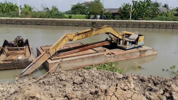 ขายแม็คโคร60-3 ติดโป๊ะ บูมยาว9เมตร โทร0616613023 แพรว