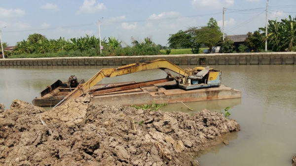 ขายแม็คโคร60-3 ติดโป๊ะ บูมยาว9เมตร โทร0616613023 แพรว