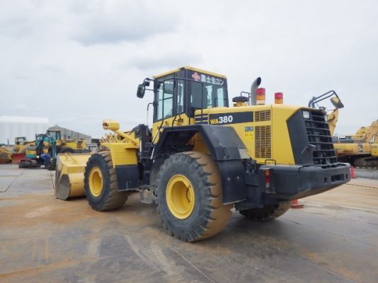 รถตัก (WHEEL LOADER) ยี่ห้อ  KOMATSU รุ่น WA380-6 ซีเรียล 66751 ปี 2012 ชั่วโมงทำงาน 11589 ชั่วโมง นำเข้าจากต่างประเทศ ขายพร้อมชุดแจ้งจำหน่าย