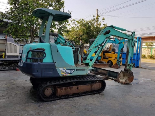 รถขุดขนาด 4ตัน ยันม่าB37-2A เครื่องยนต์ยันม่า 3D88E ปั้นนิ้ว คอนโทลน้ำมัน แทรคยางสวย เครื่องยนต์ ปั้มHYD สภาพดีมาก      รถดีพร้อมใช้งาน  ราคา350,000บาท สนใจโทร #kpg081-8416818 083-4355829