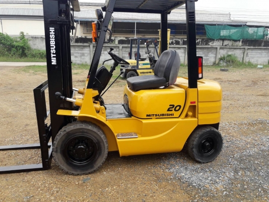 ขายรถยก MITSUBISHI  FD20 เครื่องดีเซล S45 เกียร์ธรรมดา ยางตันหน้าหลัง เสาสูง 3 เมตร ยกได้ 2 ตัน ติดต่อ 098-7962549