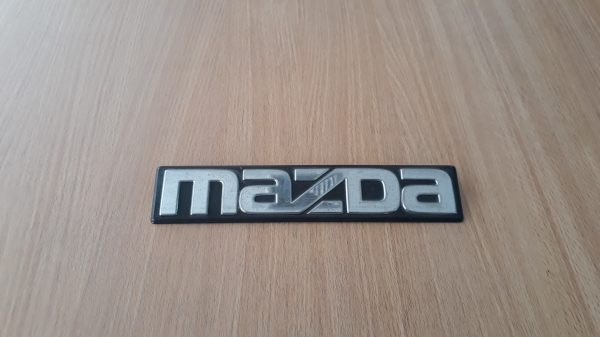 เพลทโลโก้ตัวหนังสือ MAZDA ตัวใหญ่