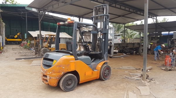 ขายรถยกดีเซล3ตันเสา4เมตรงาสไสลด์..ชลบุรี