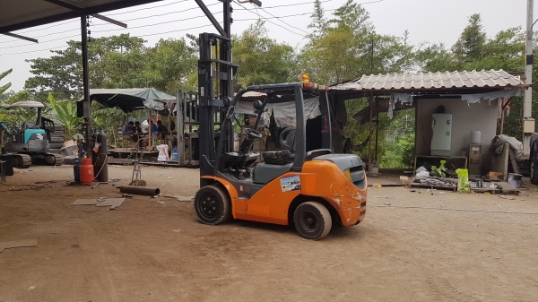 ขายรถยกดีเซล3ตันเสา4เมตรงาสไสลด์..ชลบุรี